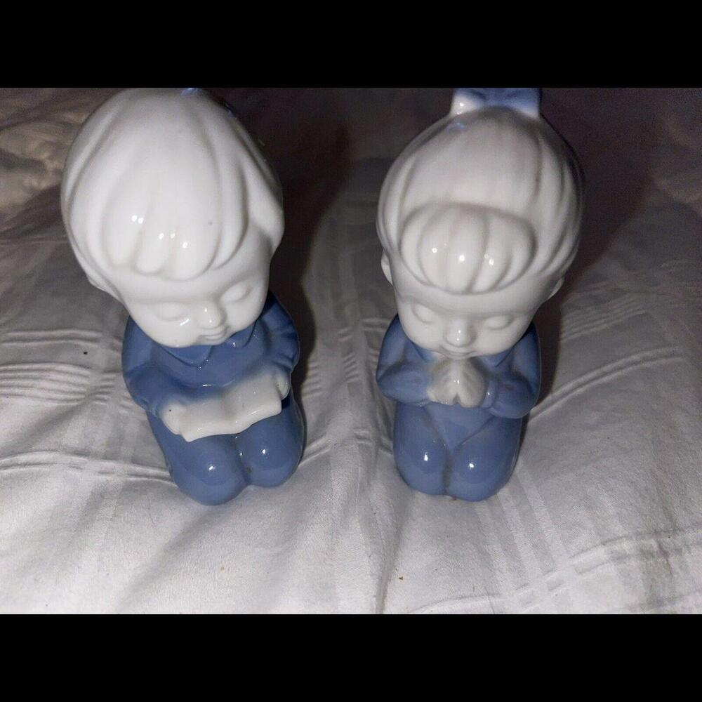 Vtg Blue & White Lego Porcelain Figurines Japan Girl Boy Praying With Bible #14A